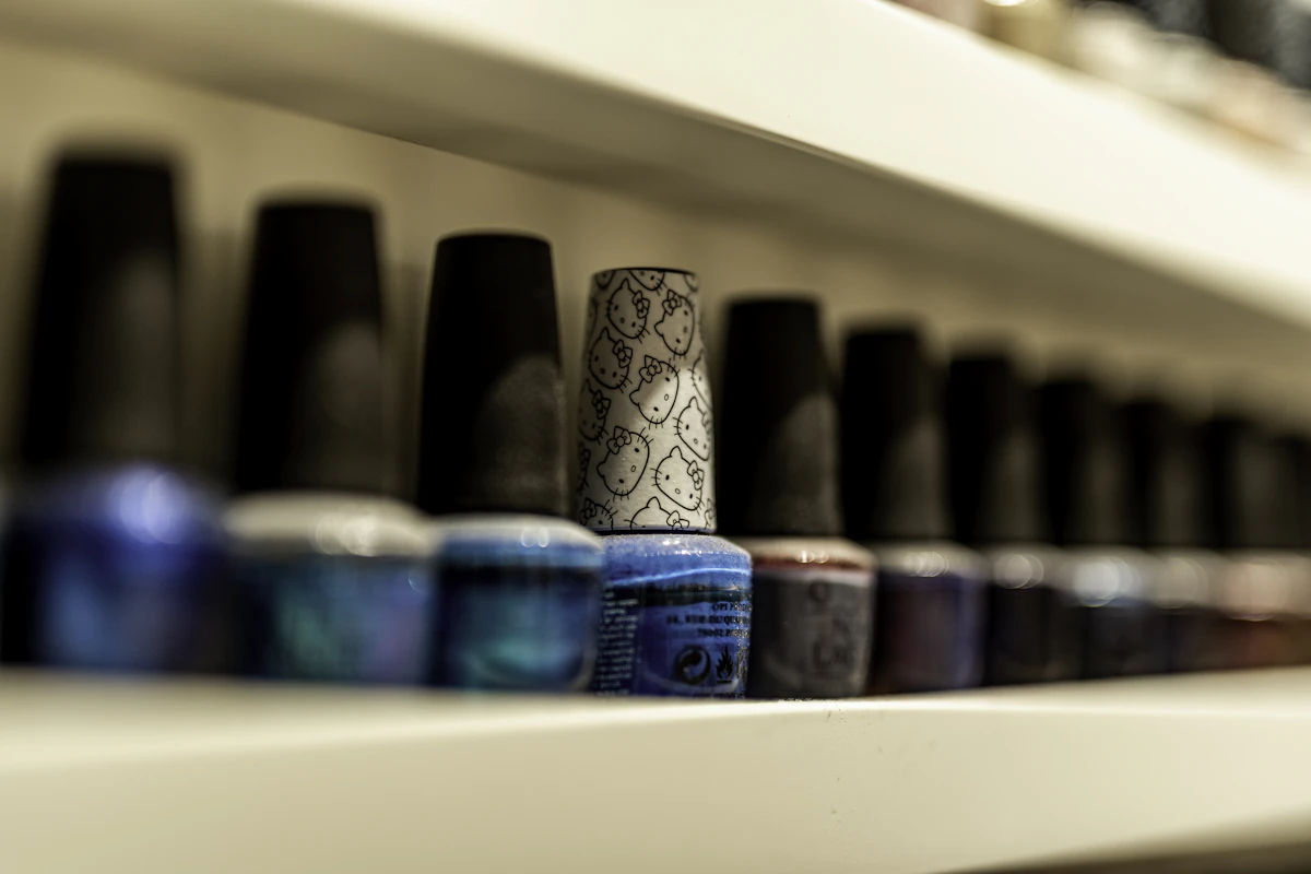Gepflegter Arbeitsplatz einer Nageldesignerin mit Nagellacken und Werkzeugen